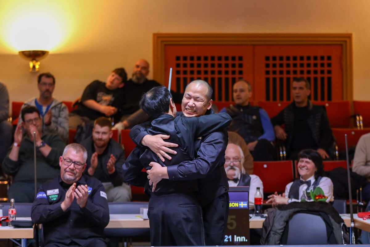 27년 만에 4강에 오른 일본. 우메다 류지와 미야시타 타카오가 얼싸안고 기뻐하고 있다.