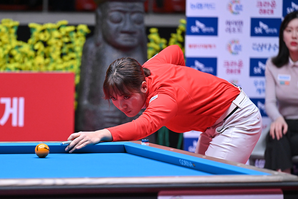 정수빈과 경기 중인 스롱 피아비.