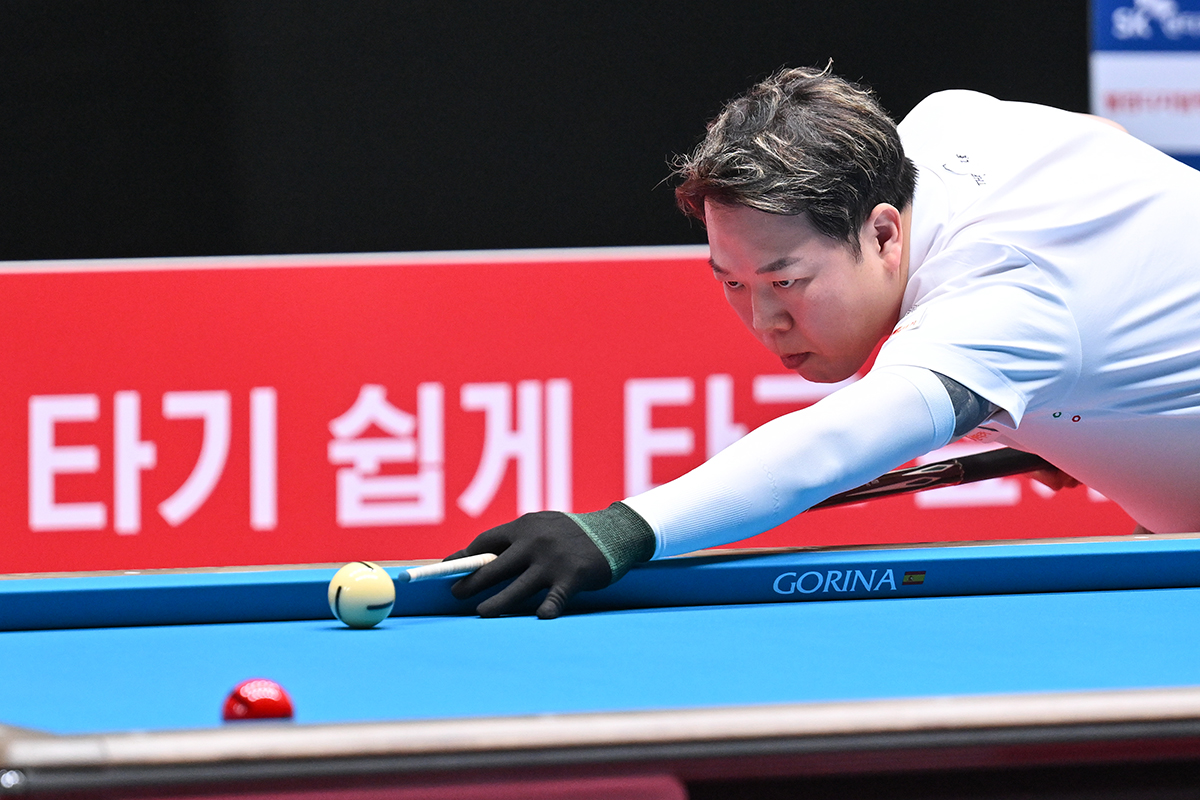 10대 돌풍 주역들의 거센 도전을 받았던 강동궁(SK렌터카)이 부라크 하샤시(하이원리조트)에 이어 김영원까지 제압하고 월드챔피언십 8강에 진출했다.  사진=PBA 제공