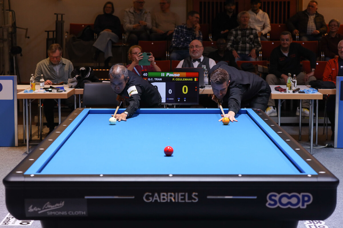 베트남과 벨기에가 D조에서 8강행 티켓을 따냈다. 사진은 두 팀의 쩐뀌엣찌엔(베트남)과 피터 클루망(벨기에)의 뱅킹 장면.