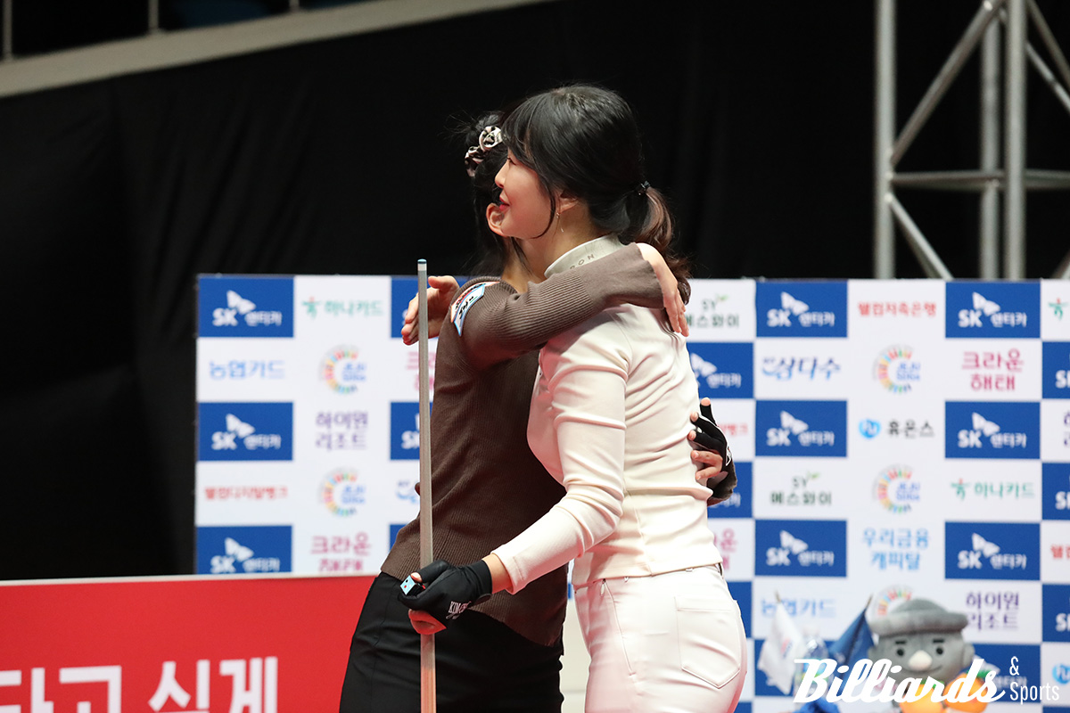 8강전 경기 후 포옹을 나누는 한지은과 김상아.
