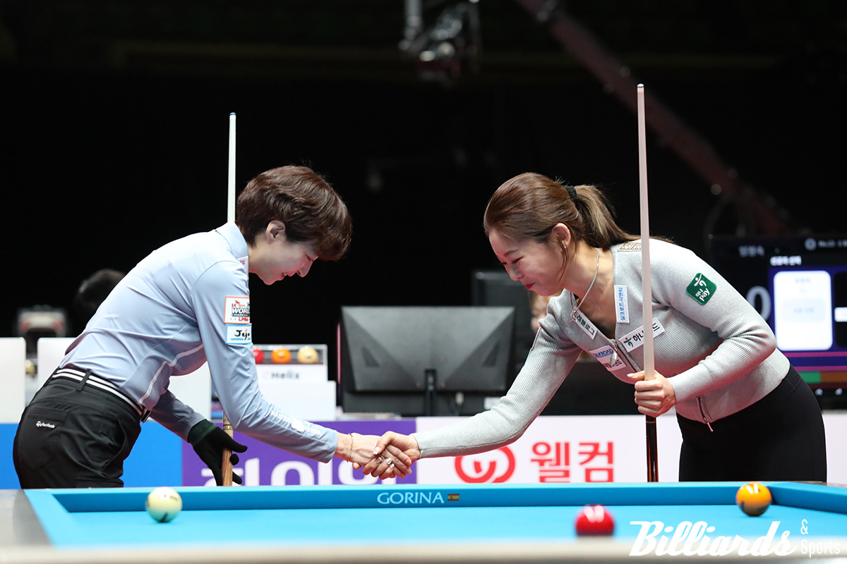 경기 전 뱅킹을 앞두고 인사를 나누는 임정숙과 김가영.