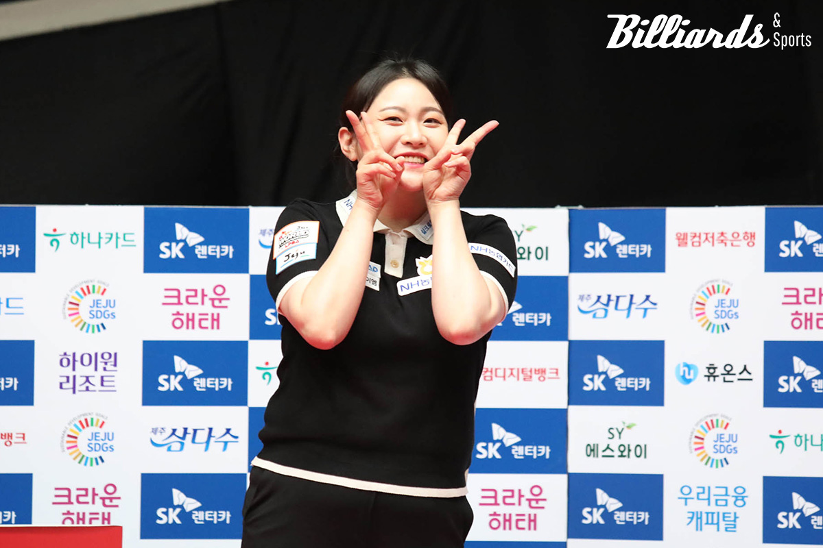 첫 월챔 준결승에 오른 김민아가 카메라를 향해 '브이'를 그려 보이고 있다.