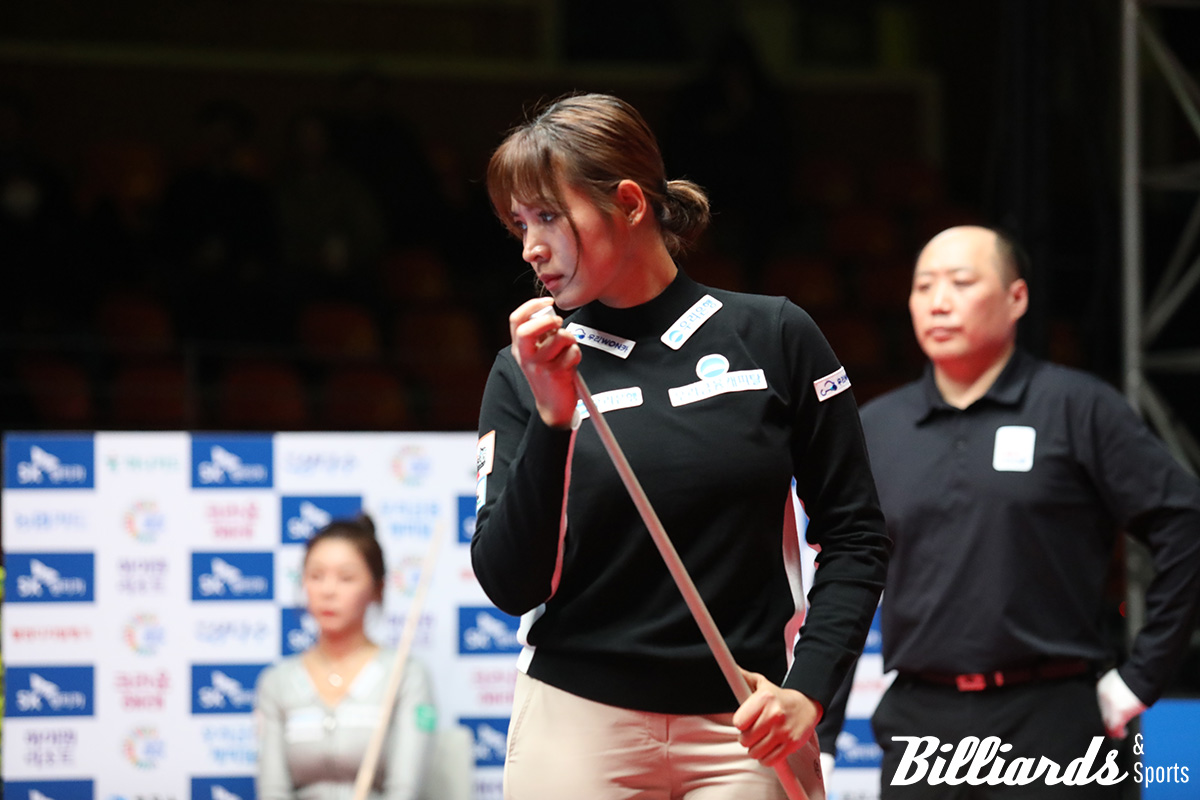 김가영과 준결승전 대결을 벌이고 있는 스롱 피아비.