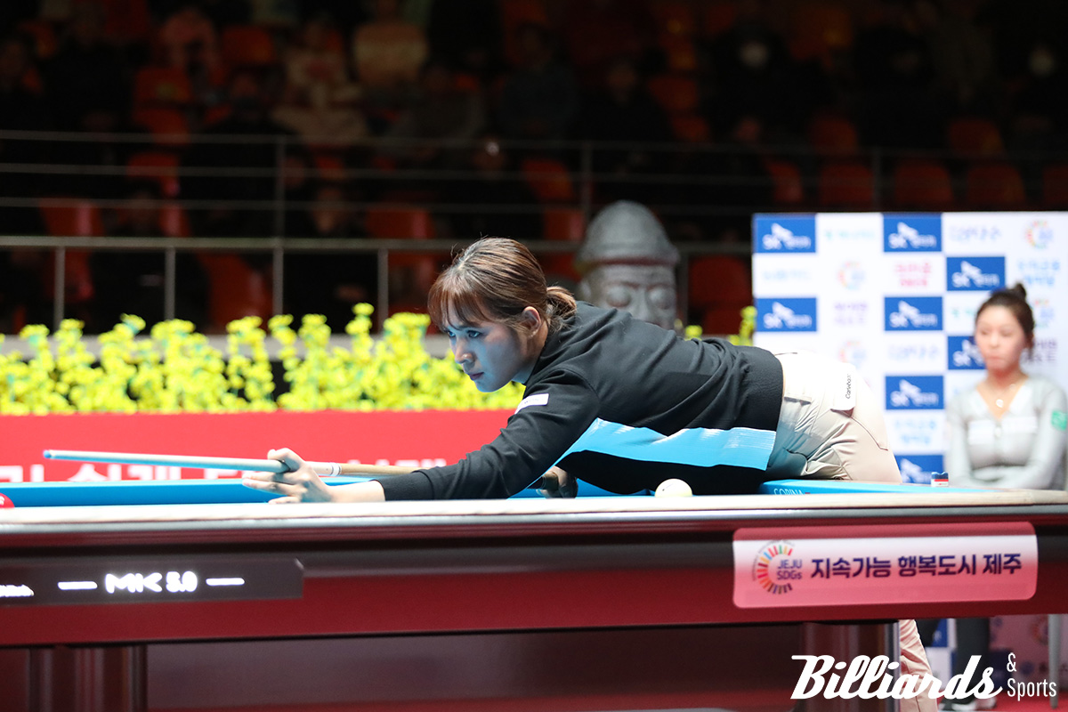 스롱 피아비와 김가영의 준결승전 대결 장면.