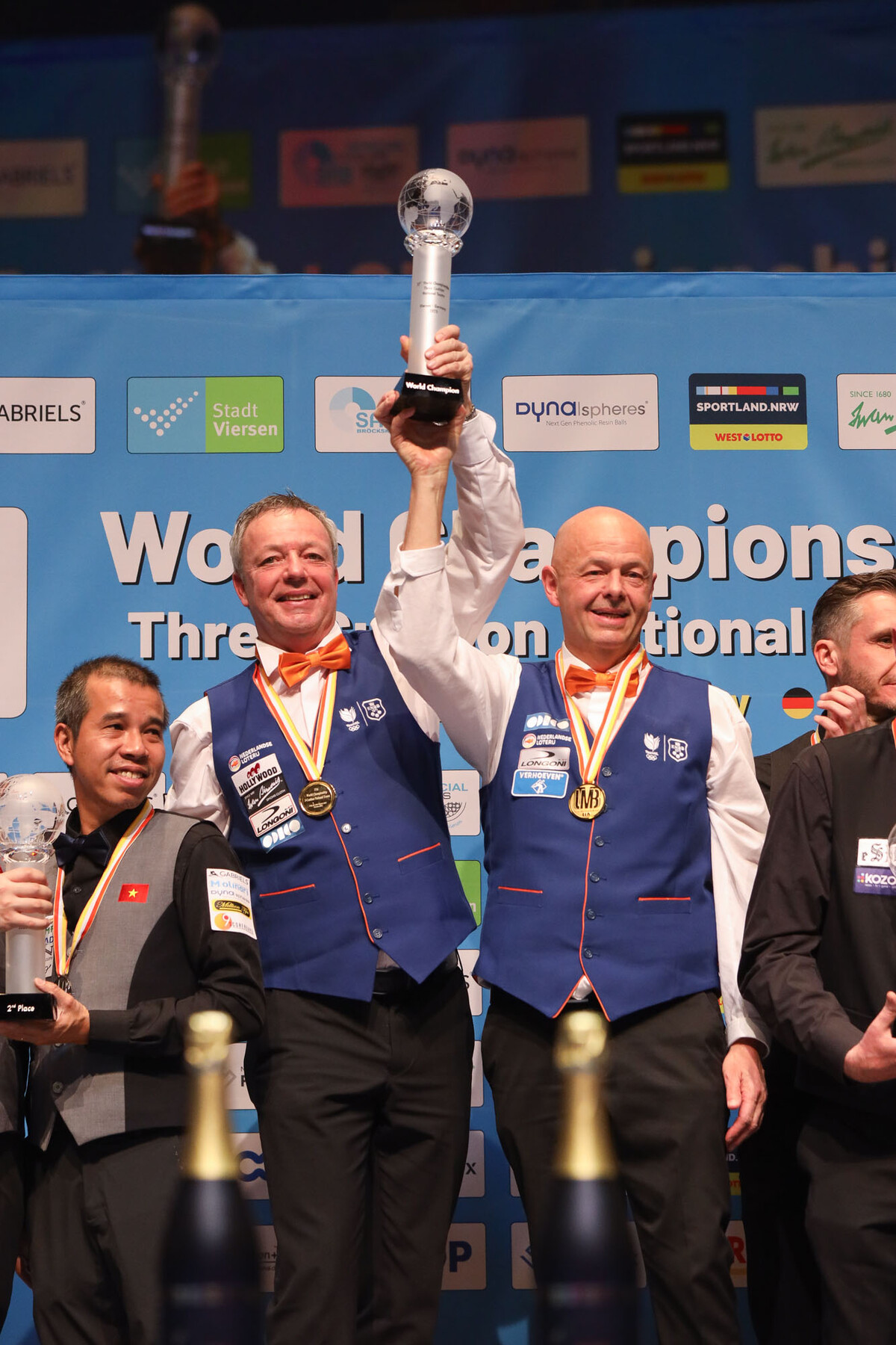 제37회 세계3쿠션팀선수권대회 우승 트로피를 네덜란드(딕 야스퍼스·장 폴 더브라윈)가 차지했다.  사진=SOOP 제공