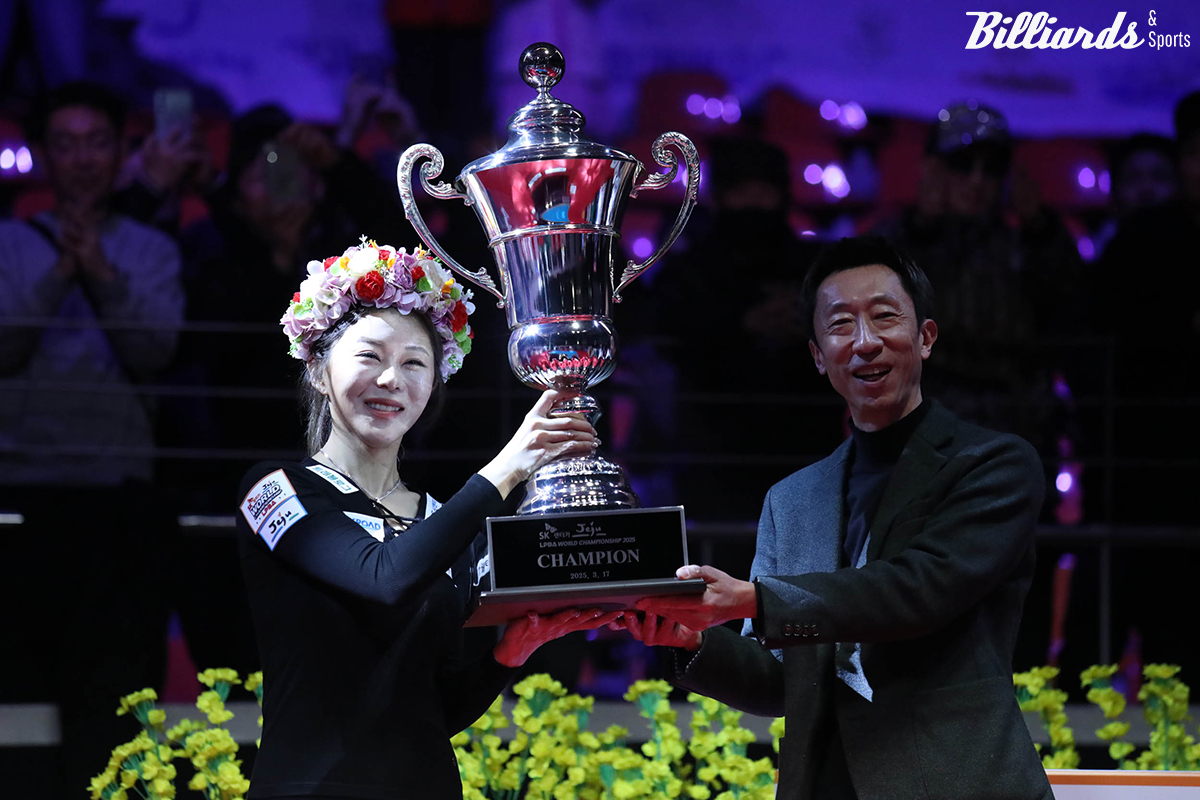 통산 세 번째 월드챔피언십 우승트로피를 받는 김가영.