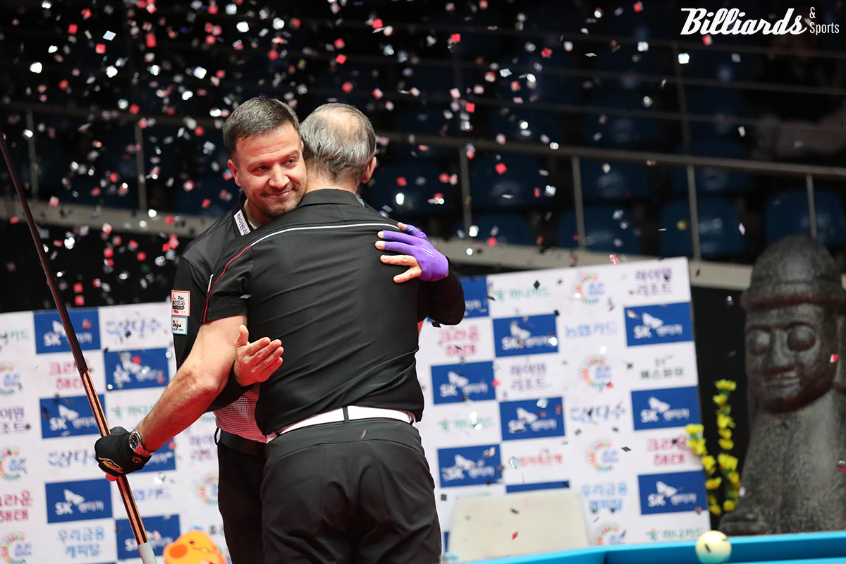 결승이 끝나는 순간 격려하는 두 선수들.