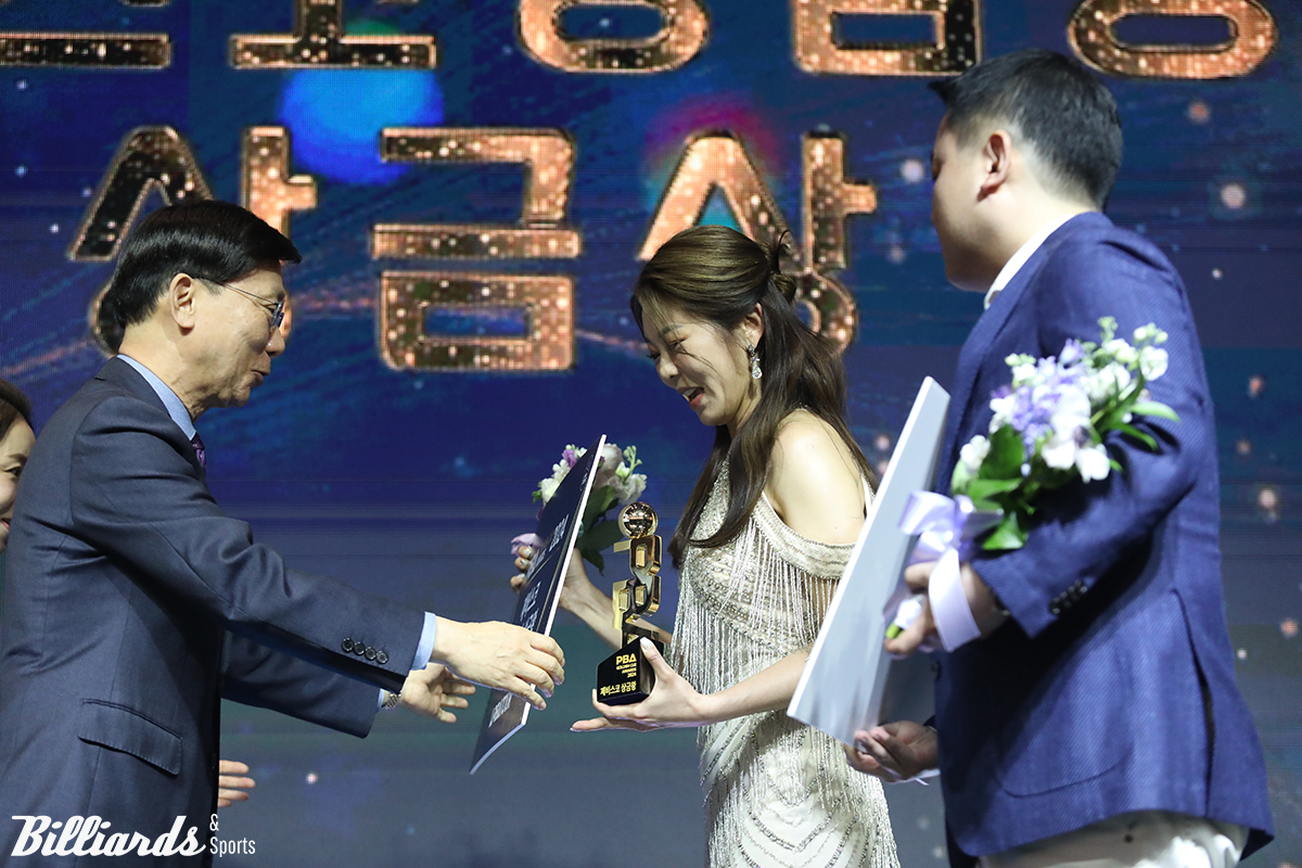 지난해 열린 시상식에서 제비스코상금랭킹 상금왕을 받는 김가영(하나카드).