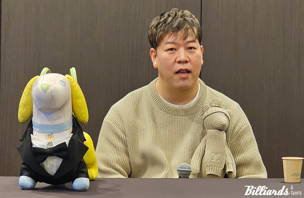 시상식에 앞서 기자단과 인터뷰하는 강동궁.