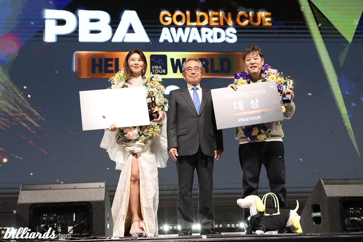 19일 열린 프로당구 시상식 'PBA 골든큐 어워즈'에서 강동궁(SK렌터카)과 김가영(하나카드)이 최고상인 대상과 함께 각각 3관왕, 4관왕을 받았다. 왼쪽부터 김가영, PBA 김영수 총재, 강동궁.  사진=이용휘 기자