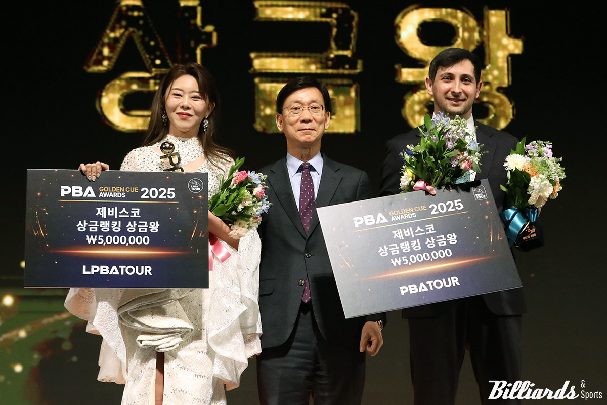 '제비스코 상금랭킹' 상금왕에 오른 김가영과 다비드 마르티네스(크라운해태). 시상자는 강남 제비스코 김재현 대표이사.