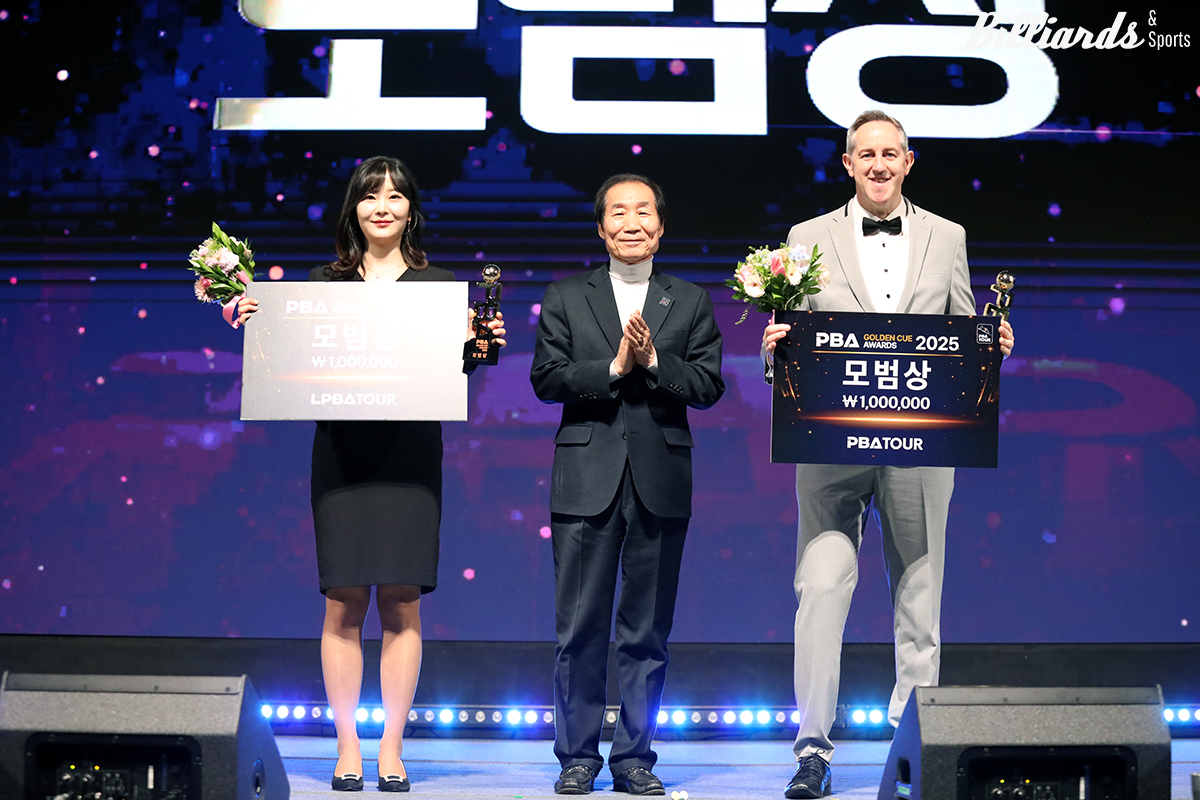 모범상을 받은 김상아와 에디 레펀스(SK렌터카). 시상자는 남도열 PBA 고문.