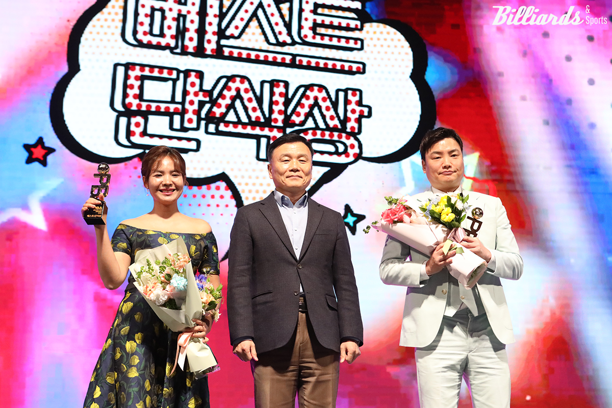 베스트단식상을 수상한 스롱 피아피와 강민구(이상 우리금융캐피탈). 시상자는 크라운해태 기종표 단장(가운데).