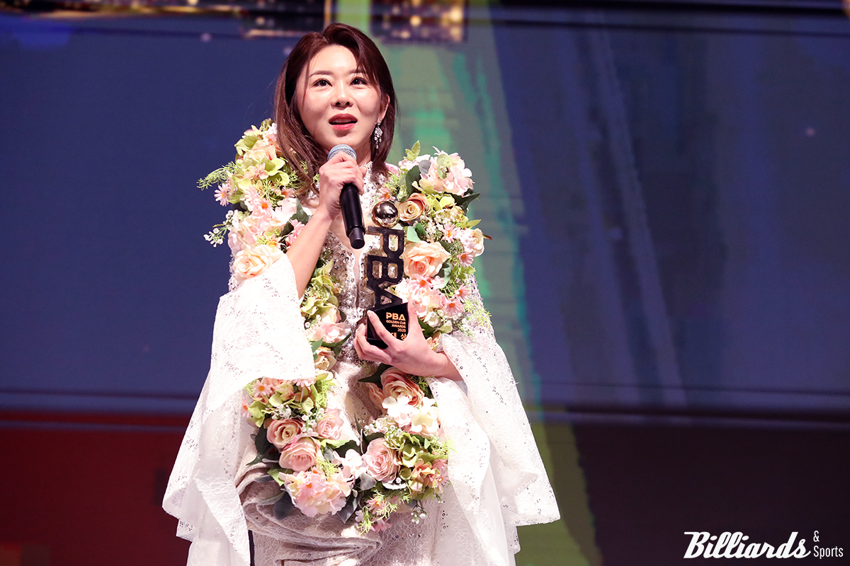 프로당구(PBA) 투어 24-25시즌은 지난해에 이어 2년 연속 '당구여제' 김가영(하나카드)의 화려한 대관식으로 막을 내렸다. 사진은 19일 열린 'PBA 골든큐 시상식 2025'에서 대상 수상 소감을 밝히는 김가영.  사진=이용휘 기자