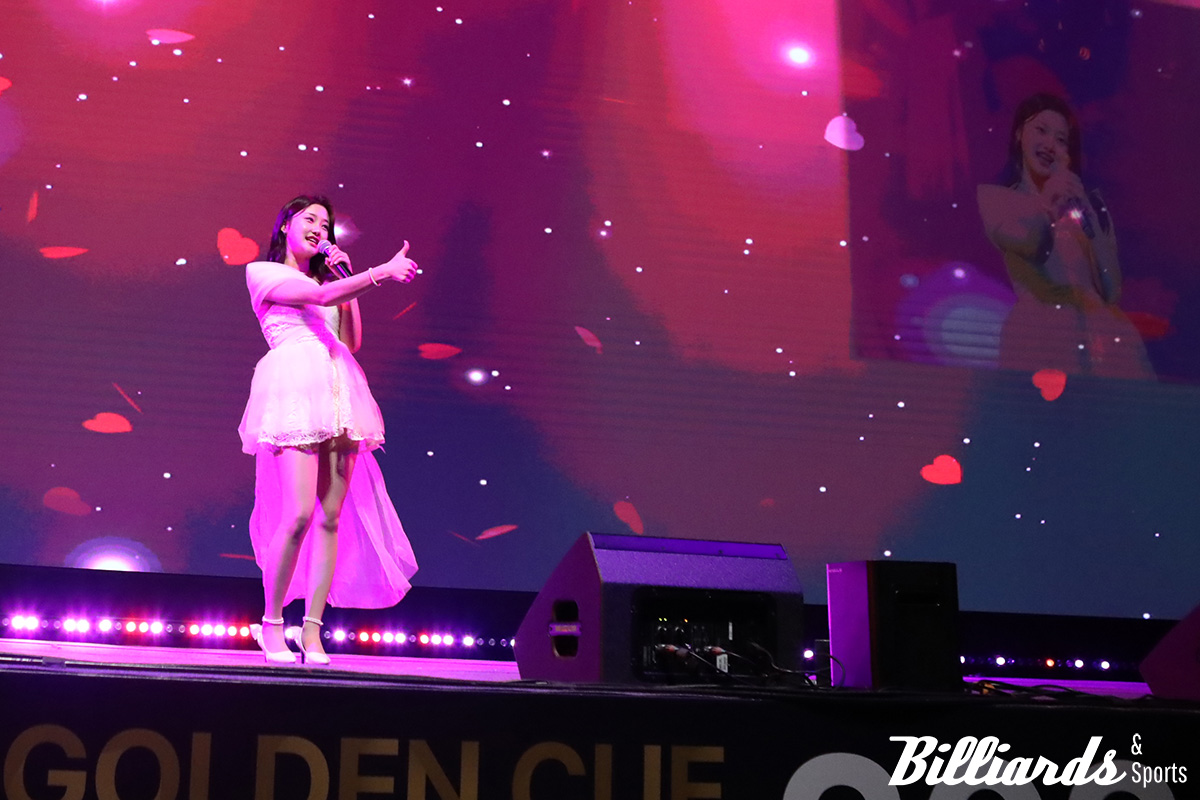 'PBA 골든큐 어워즈 2025'에서 무대를 꾸미고 있는 조예은