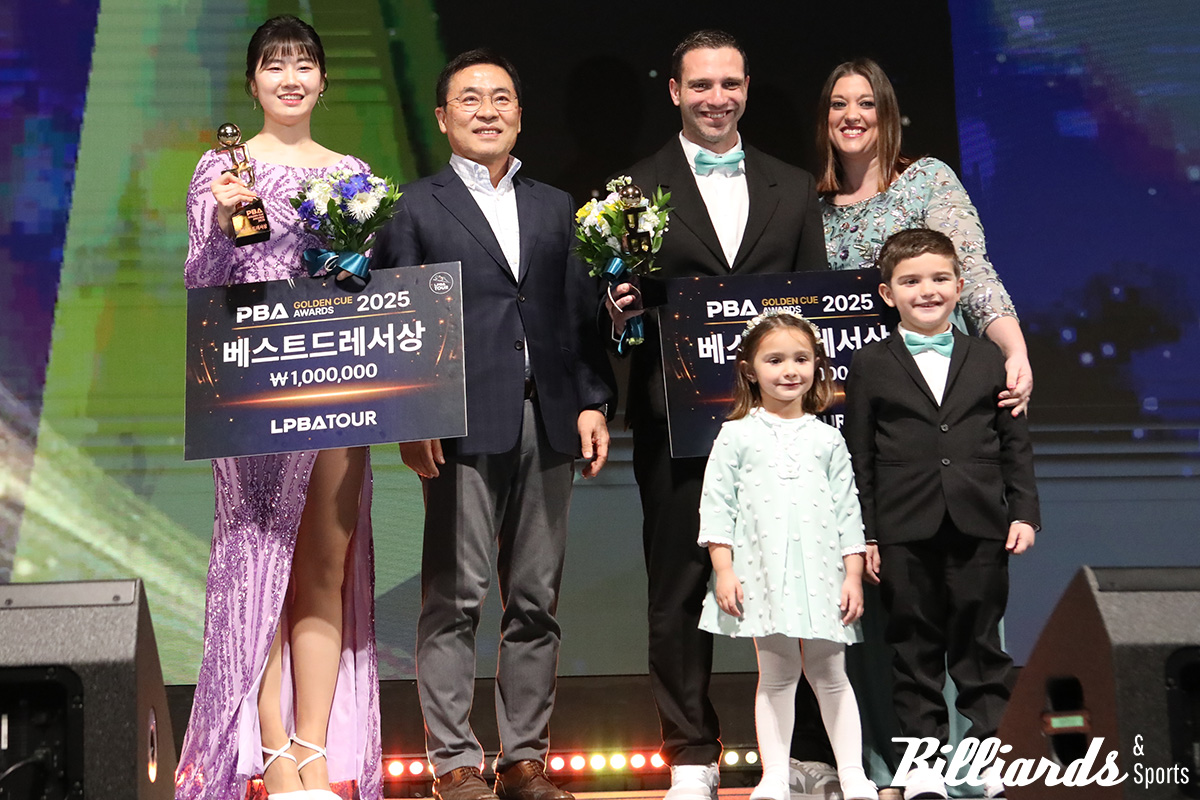 베스트 드레서 이미래와 하비에르 팔라손, 그리고 팔라손 가족이 기념 사진을 찍고 있다. 