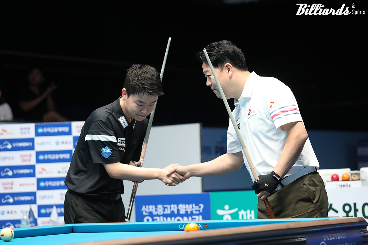 24-25시즌 개막전 '우리금융캐피탈 PBA 챔피언십' 결승전에서 경기 시작 전 악수를 나누는 두 선수.