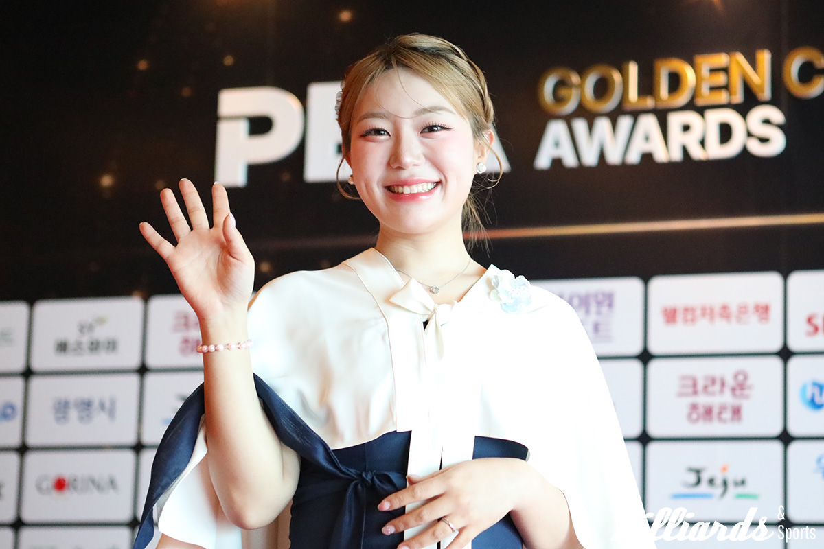 'PBA 골든큐 어워즈 2025'에 참석한 김예은이 카메라를 향해 손을 흔들어 보이고 있다.