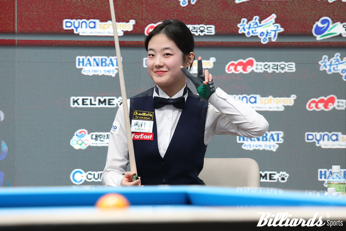 결승 진출을 확정한 후 포즈를 취하고 있는 허채원