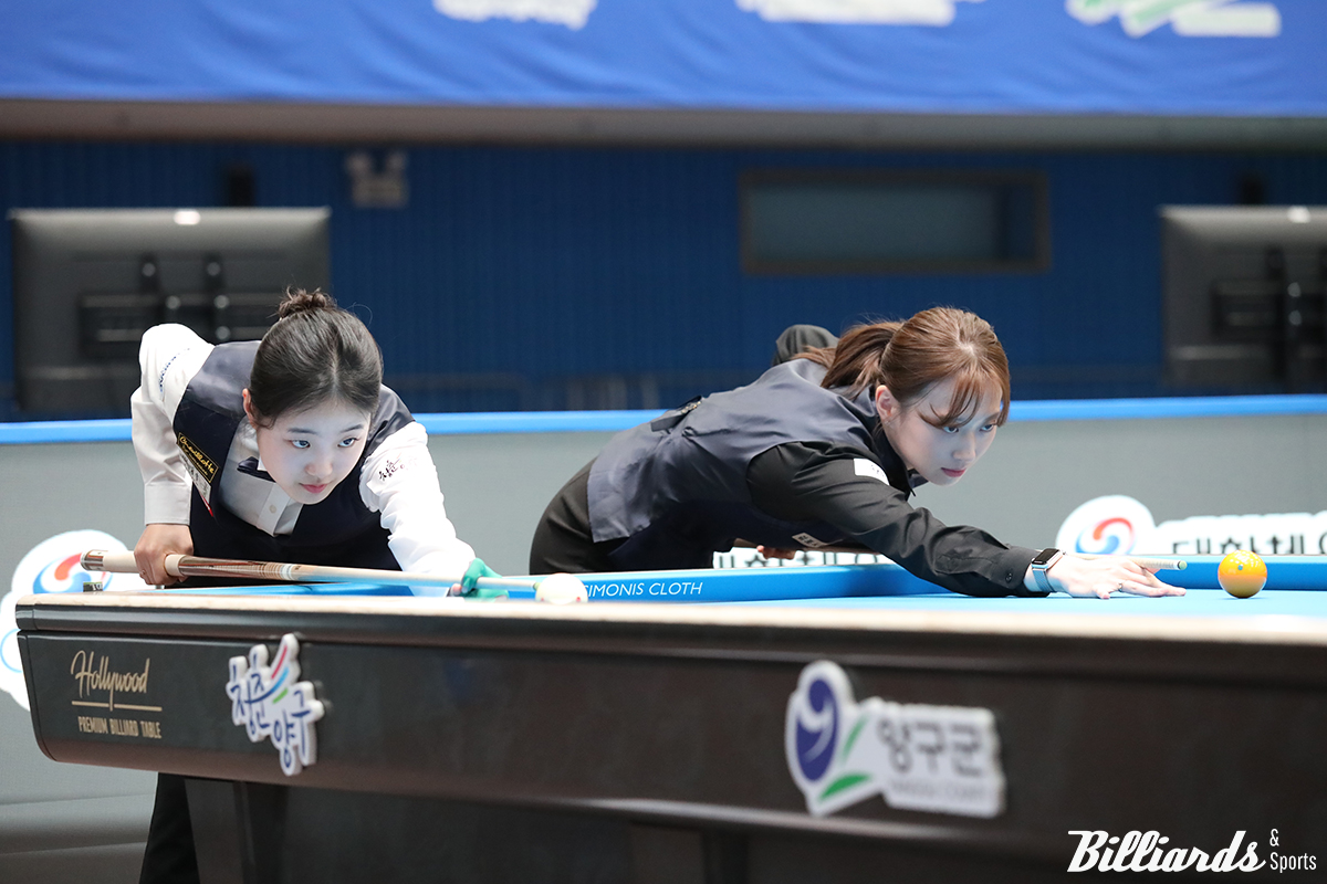 결승전에서 뱅킹하는 허채원과 최봄이.