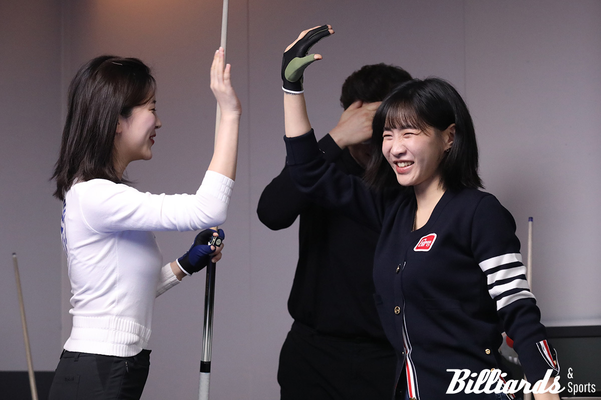 짜릿한 역전승을 거두고 즐거워하는 정수빈과 최혜미