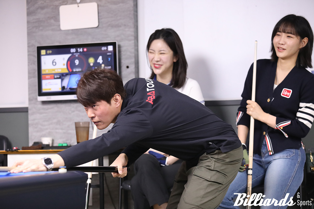 진지하게 샷을 하는 한준희와 여유로운 정수빈-최혜미의 표정이 대비되고 있다. 