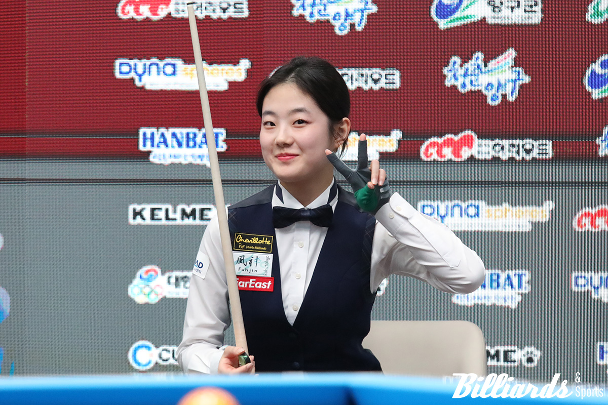 경기가 끝난 후 카메라를 향해 브이(V)를 그려보이는 허채원