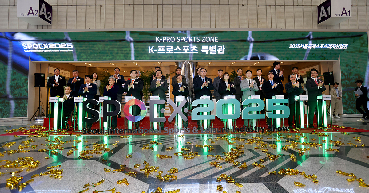 27일 서울 강남구 COEX에서 열린 ‘2025 서울국제스포츠레저산업전’ 개막식에서 VIP들이 기념 사진을 찍고 있다.