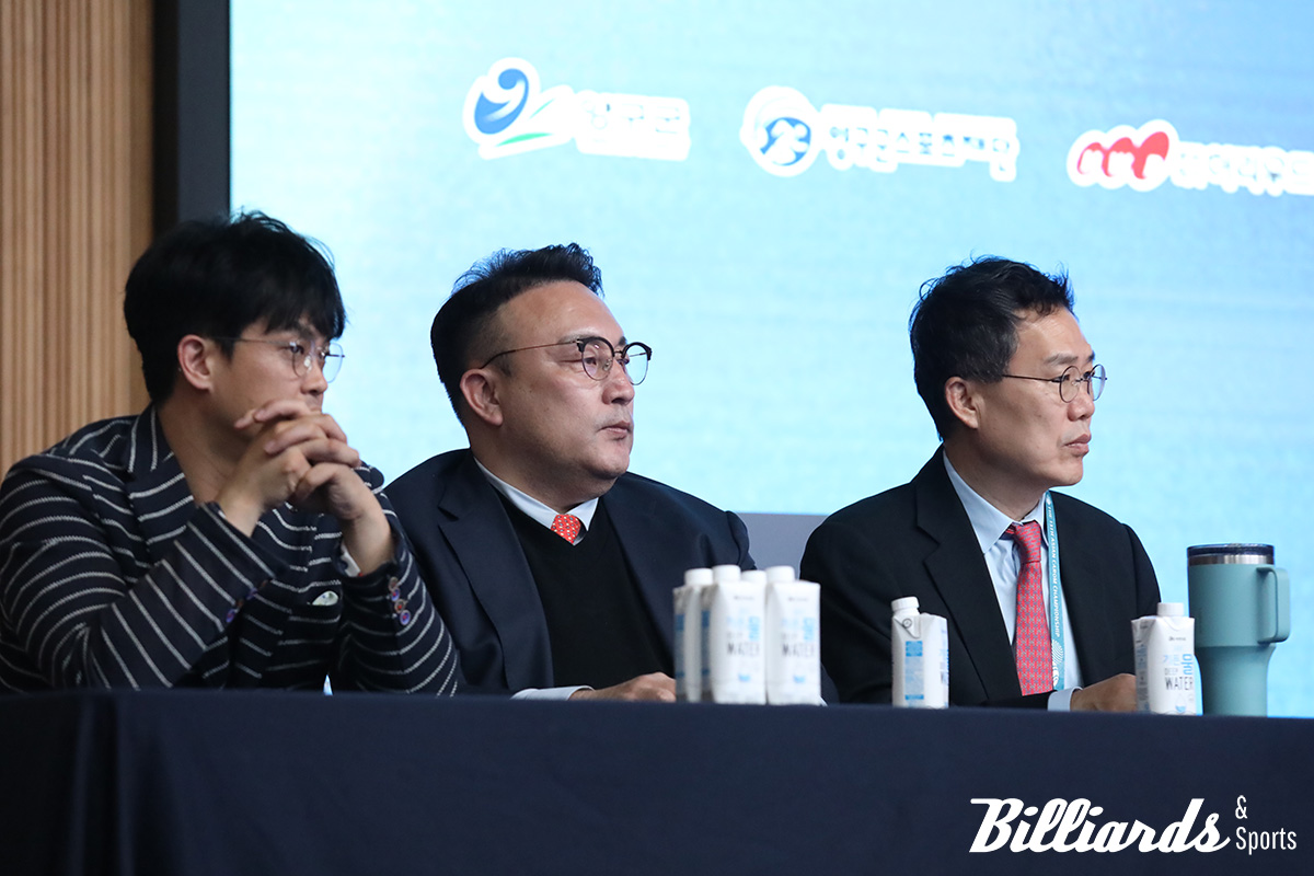 결승전 경기를 지켜보고 있는 대한당구연맹 서수길 회장(오른쪽)과 인천당구연맹 이혁재 회장(가운데). 왼쪽은 대한당구연맹 허해용 수석부회장. 