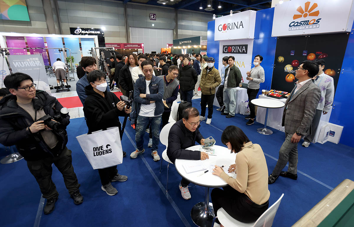 최혜미의 사인을 받으려고 줄선 관람객들.