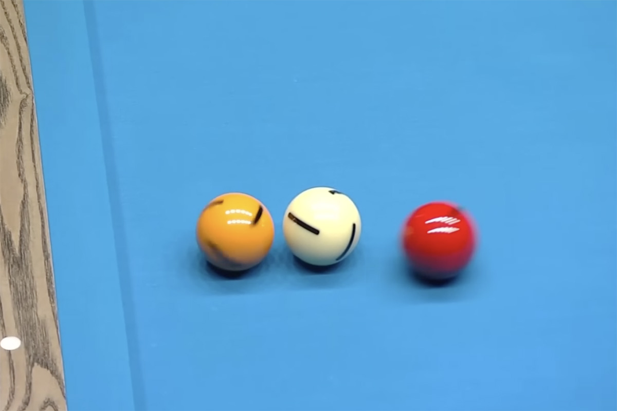 투뱅크샷으로 1목적구를 맞은 노란색 수구가 제자리에서 회전을 하던 중 운 좋게 돌아 나온 빨간색 첫 번째 목적구가 흰 공과 충돌하며 흰 공을 노란색 수구 쪽으로 밀어냈다. 비록 수구가 두 목적구에 모두 맞았지만, 정작 단쿠션에 한 번 더 부딪혔어야 하는 수구가 제자리 회전에 그쳐 3쿠션을 완성하지 못했다.