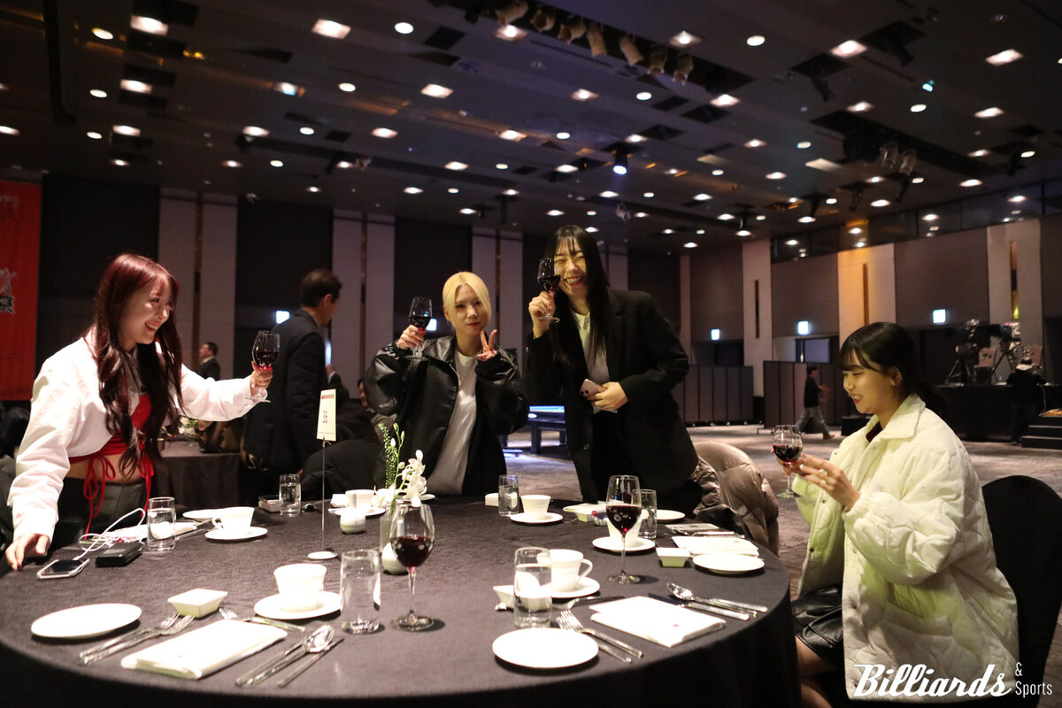 멋진 축하공연 후 함께 만찬을 즐기고 있는 프바걸즈 멤버들