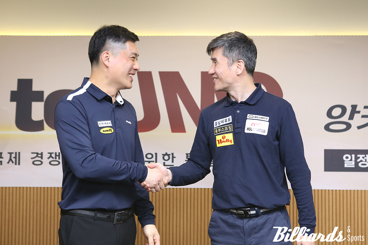 시상식에서 서로에게 축하를 건네는 차명종과 강자인.