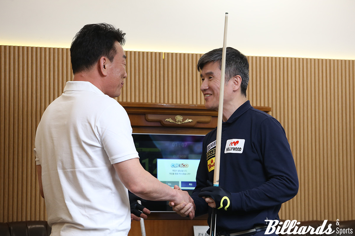 4강 경기 후 인사를 나누는 김광현과 강자인.