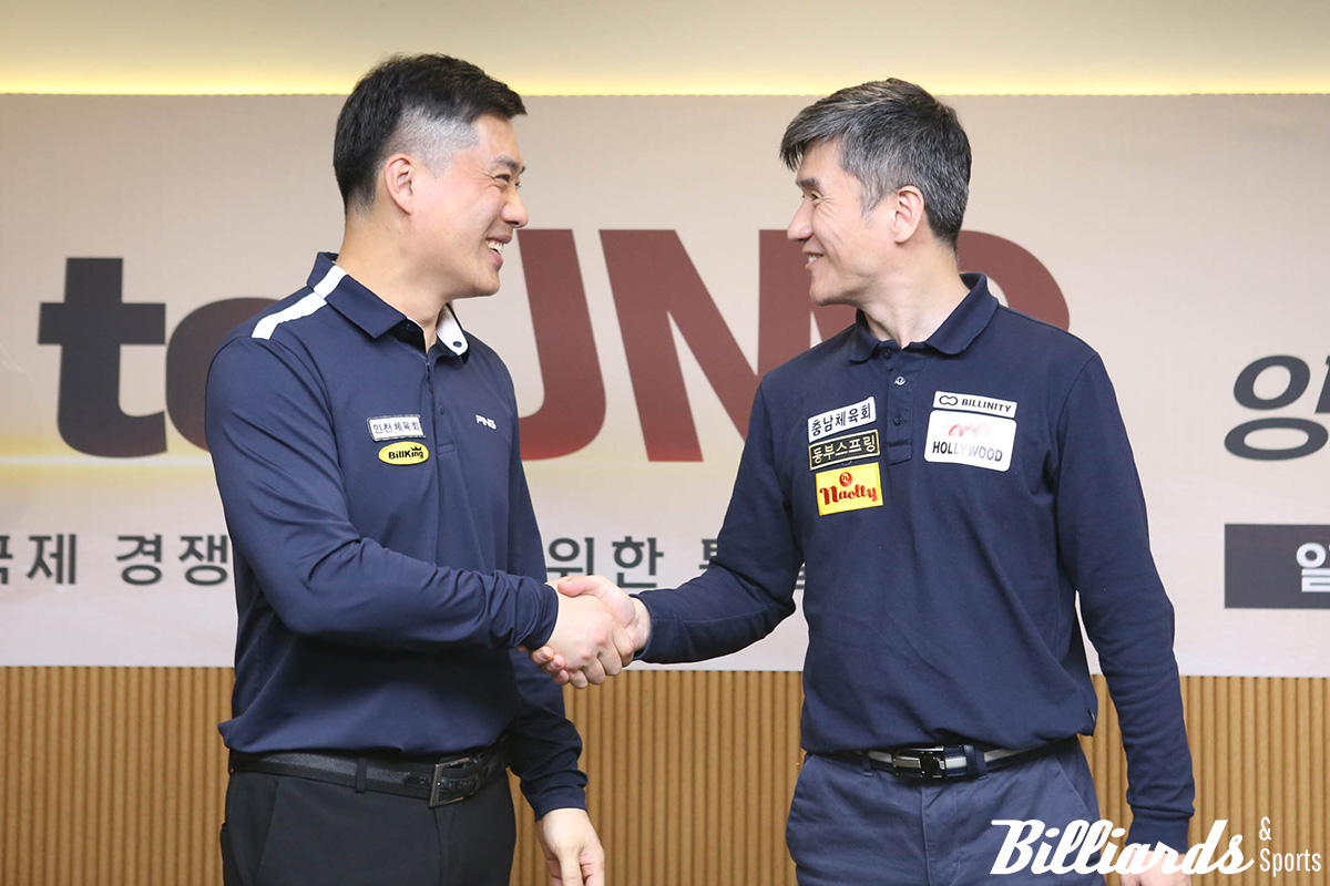 시상식에서 서로 축하하는 차명종과 강자인