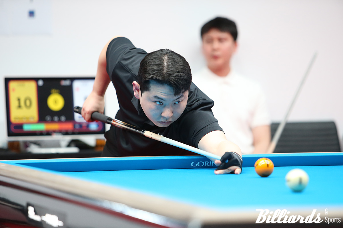 '2025-26시즌 PBA 트라이아웃' 1차전 패자부활전에서 합격증을 받아든 이장홍.