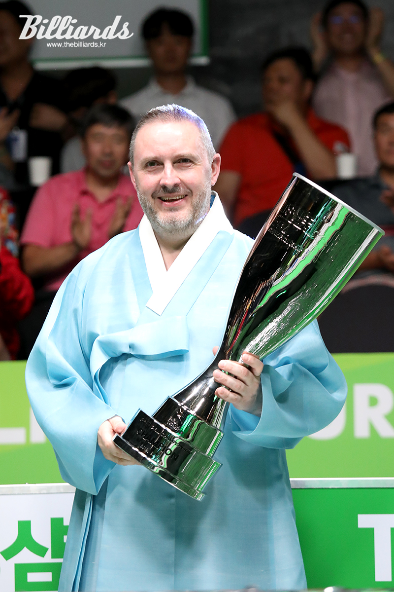 PBA 투어에서 첫 우승을 차지한 쿠드롱이 한복을 입고 포즈를 취하고 있다.