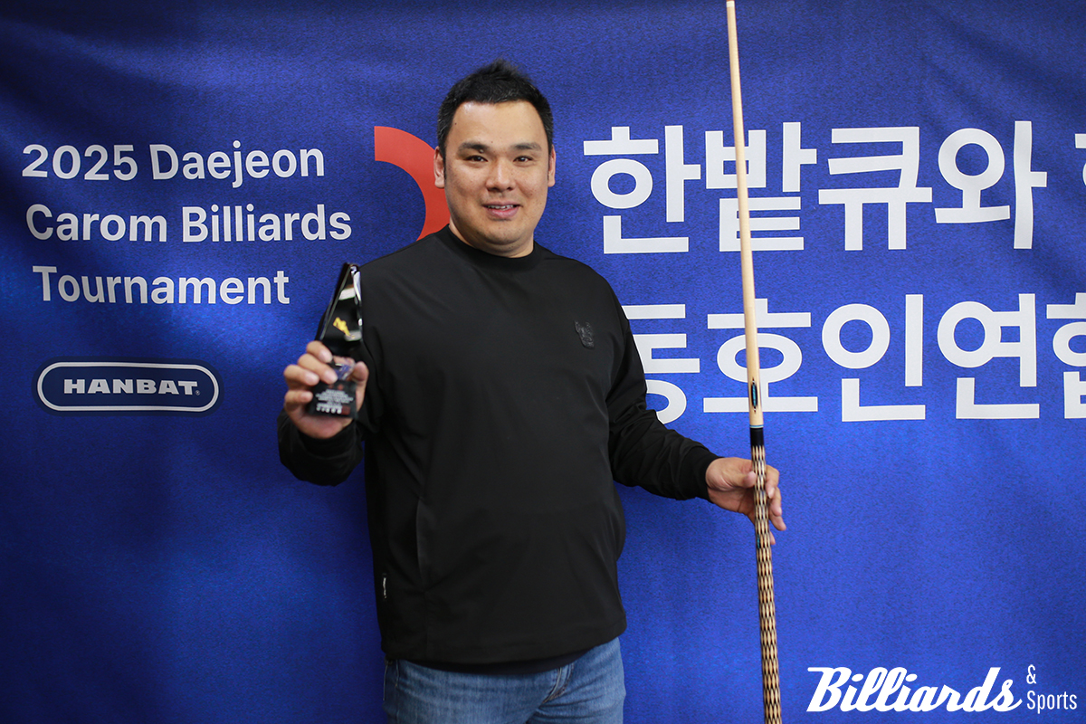 우승을 차지한 이정열 동호인이 우승 트로피와 부상으로 받은 한밭의 마에스트로큐를 들고 포즈를 취하고 있다. 사진=한밭큐 제공