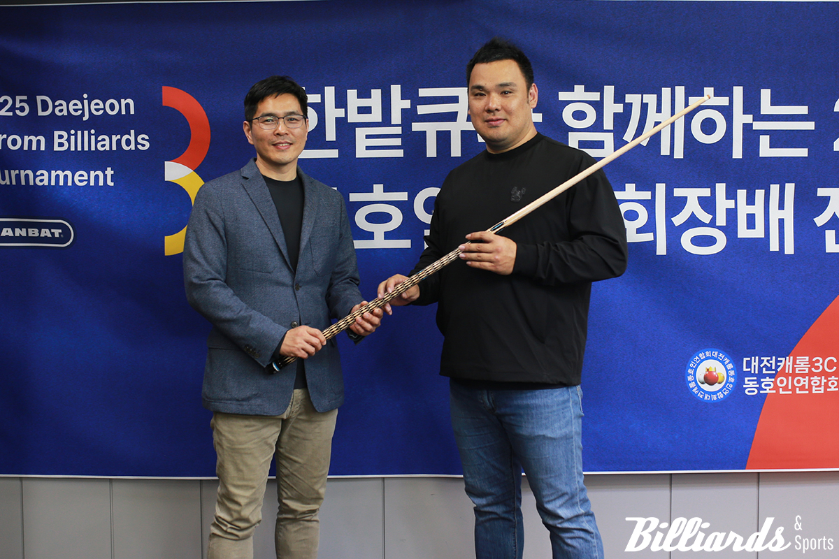 한밭큐 권혁준 팀장이 우승자 이정열에게 부상으로 한밭 마에스트로큐를 전달하고 있다.