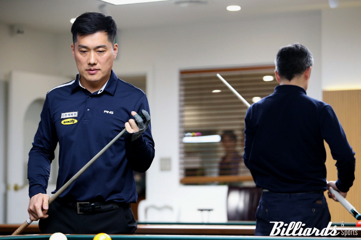 차명종 뒤로 마지막 4강 대결을 벌이고 있는 강자인의 뒷모습이 보인다. 강자인도 김광현을 꺾고 차명종과 함께 '로드 투 유엠비 시즌2'에 최종 선발됐다.