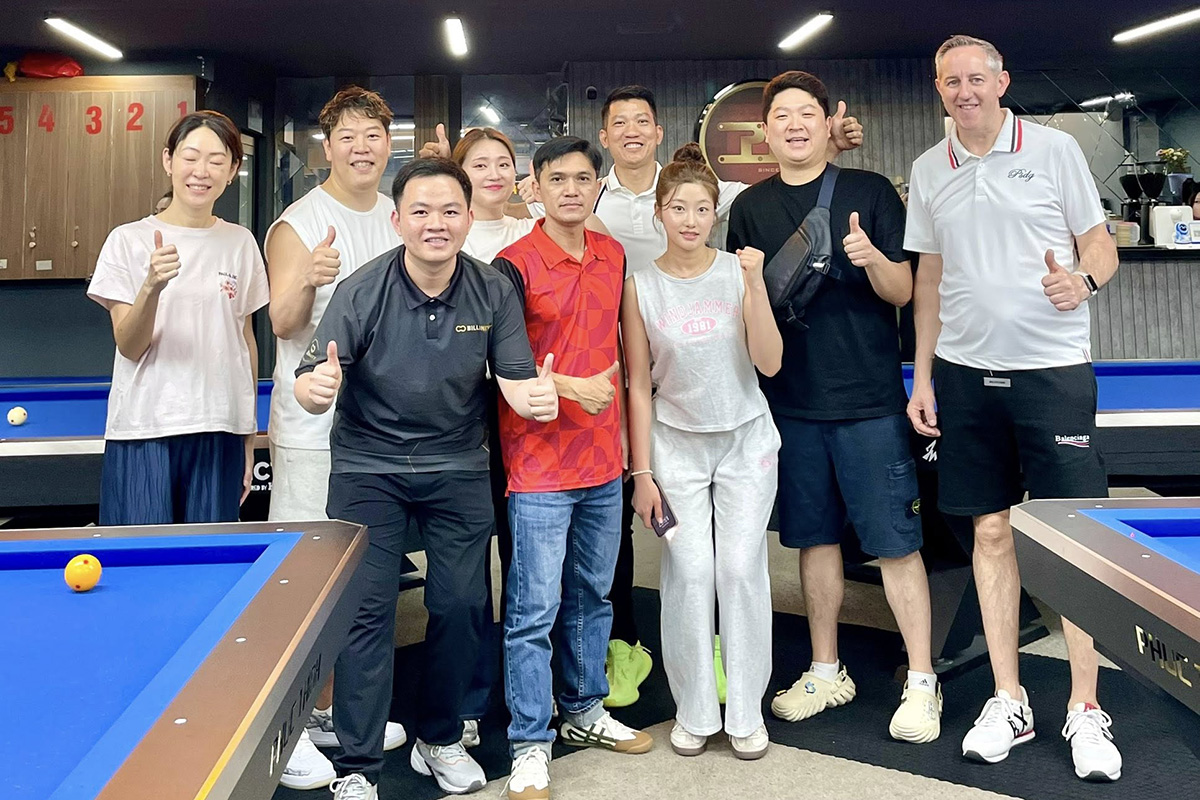 '베트남 대세' 바오프엉빈이 프로당구 'PBA 대세' SK렌터카 다이렉트와 만났다. 앞줄 왼쪽부터 바오프엉빈과 민디엔, 조예은, 조건휘, 에디 레펀스. 뒷줄 왼쪽부터 히다 오리에, 강동궁, 강지은, 응오딘나이. 사진=민디엔 SNS