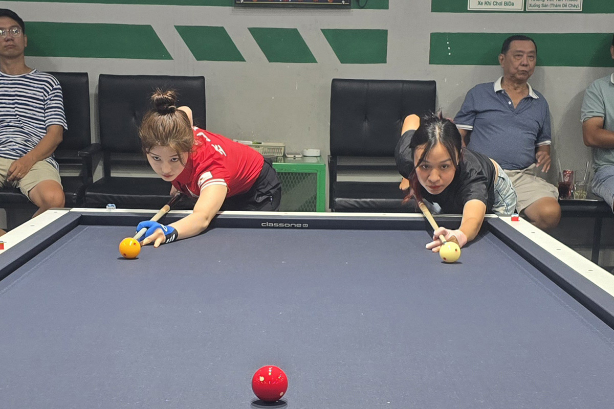 베트남 현지 선수와 친선 경기 중인 조예은.  사진=SK렌터카 제공