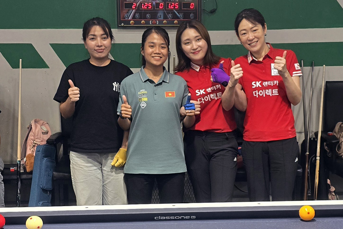 현지 선수들과 경기 후 기념 사진을 찍고 있는 강지은과 히다 오리에.  사진=SK렌터카 제공