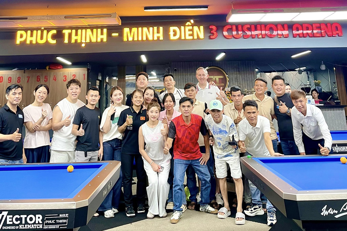 SOOP 스트리머 민디엔의 구장에서 현지 팬들과 기념사진을 찍고 있는 SK렌터카 다이렉트. 사진=민디엔 SNS