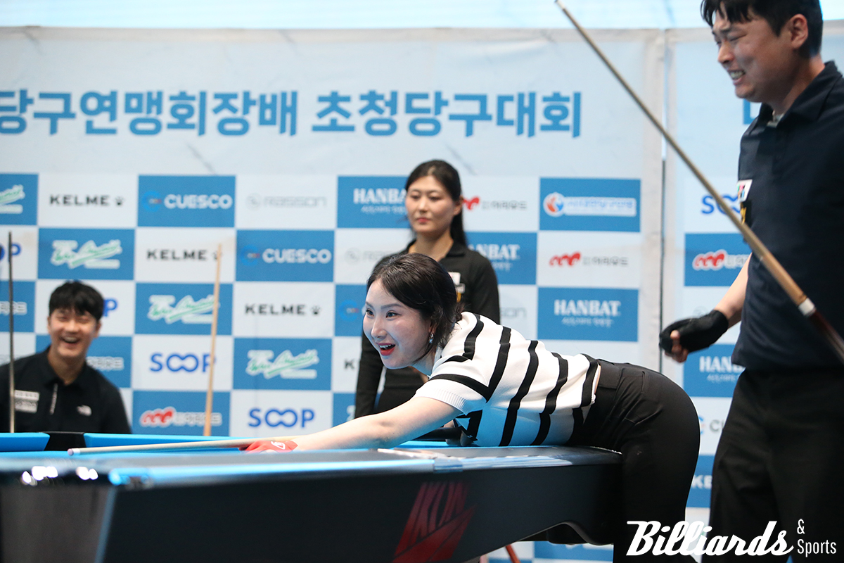 즐거운 표정으로 '대한당구연맹회장배 초청당구대회'에서 경기를 하고 있는 진혜주와 선수들(포켓볼). 