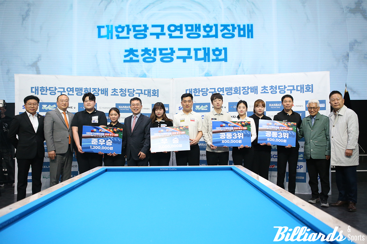 3쿠션 입상팀과 시상자.