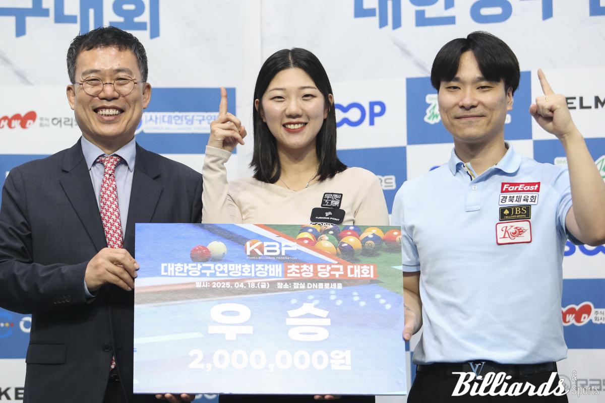 시상자 서수길 회장과 나란히 포즈를 취한 권보미와 고태영