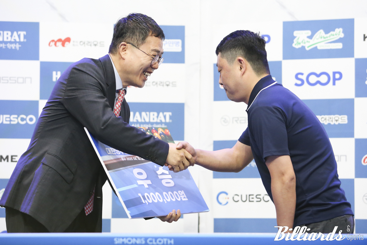 왼쪽은 시상자 대한당구연맹 서수길 회장과 오른쪽은 스누커 부문 우승자 최경림 