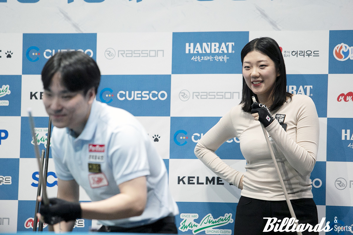 여유있는 표정으로 고태영의 플레이를 지켜보고 있는 권보미